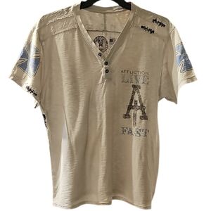 💀Affliction Shortsleeve V-Neck 3 Button Front Graphic Shirt. Men's Size: XL.